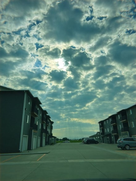 Building Photo - 2112 N Carla Ave