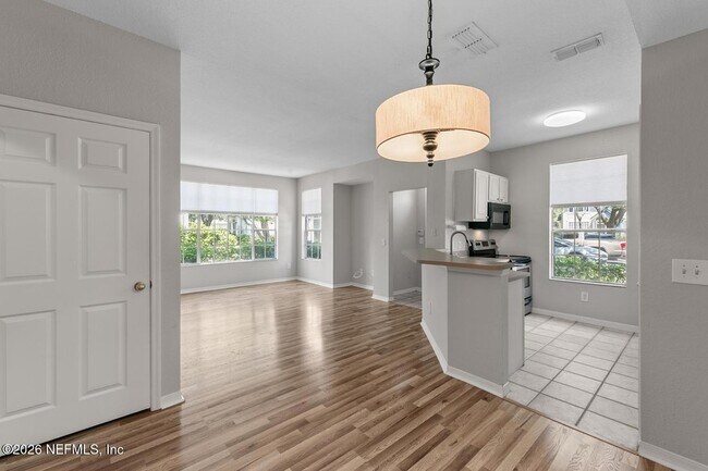 Building Photo - 13703 Richmond Park Dr N