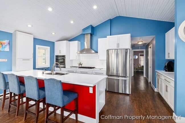 Building Photo - 3 bed, 2.5 bath Located on Bostwick Lake