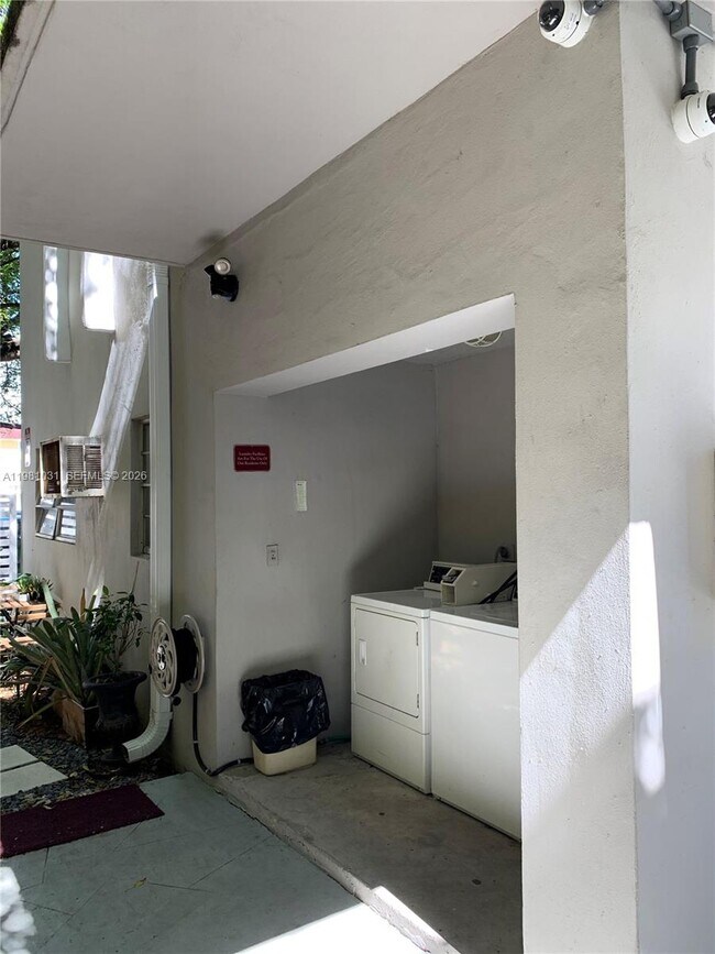 Building Photo - 130 Mendoza Ave