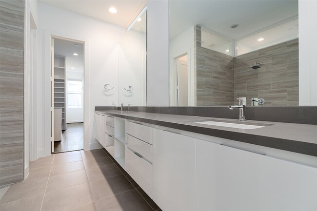 Building Photo - 5857 E Post Oak Ln