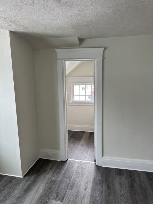 Building Photo - Single Family Home 3 bedroom 1 bath new paint flooring with basement fenced in yard