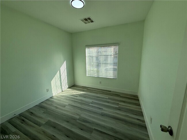 Building Photo - 5568 Jelsma Ave