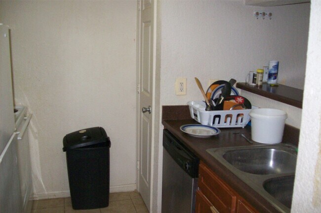 Building Photo - 8100 Creekbend Dr