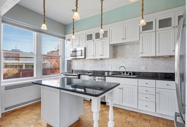 Building Photo - 212 E Clay St