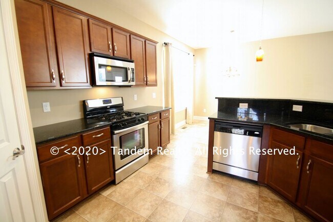 Building Photo - Franklin Home 3 bed 2.5 Baths