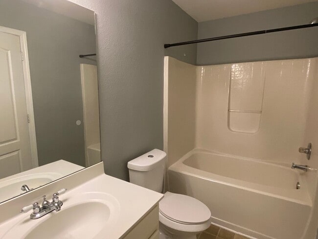 Building Photo - 3bedroom/2.5 bath Condo $1,495 -  Ready fo...