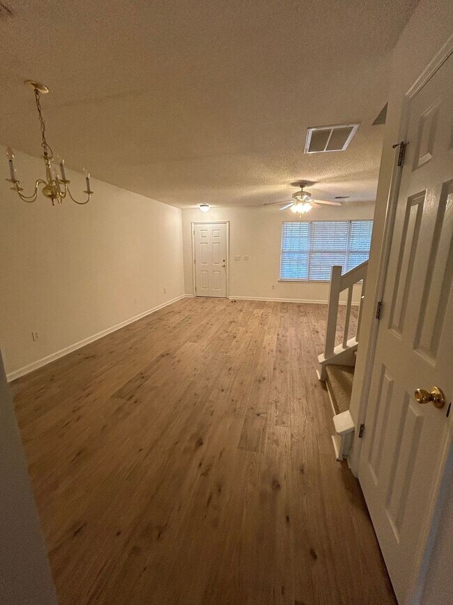 Building Photo - Oak Bluff Townhome