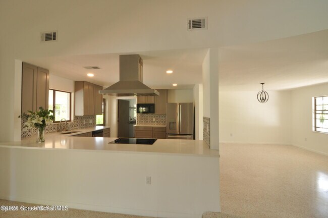 Building Photo - 501 N Palm Ave