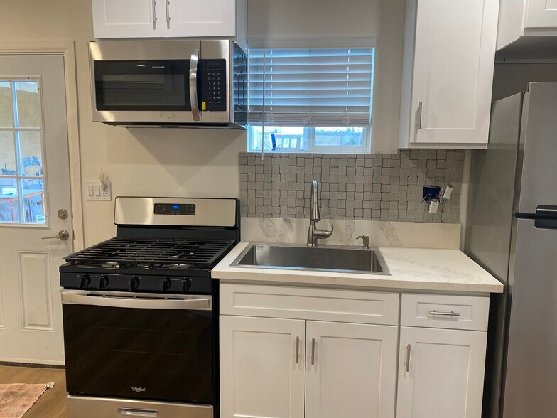 Building Photo - 2425 N Parish Pl