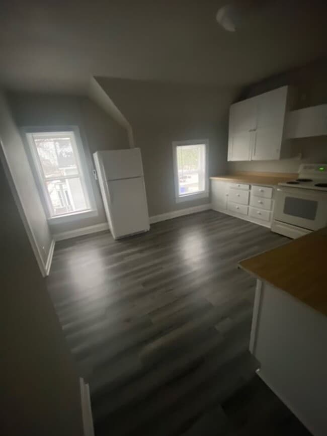 Building Photo - 829 W Franklin St