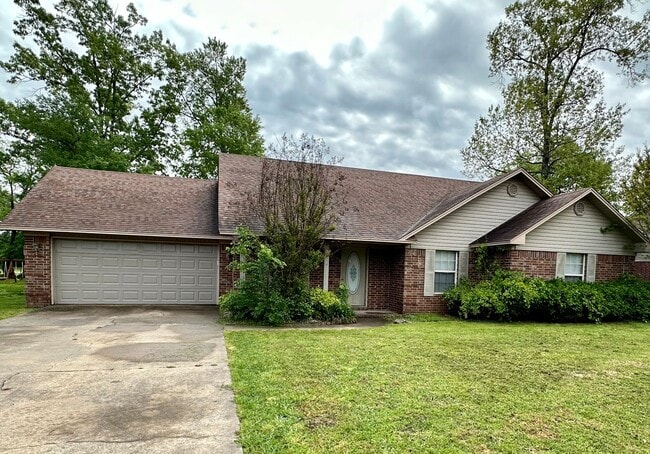 Primary Photo - Come take a look at this 3-bedroom 2-bathr...