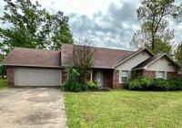 Building Photo - Come take a look at this 3-bedroom 2-bathr...