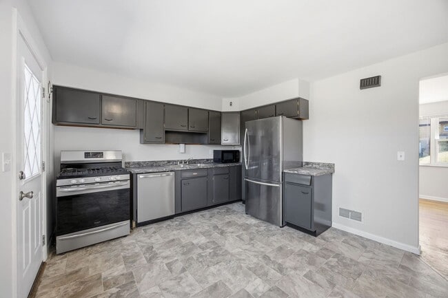 Building Photo - DELHI - Charming Brick Cape Cod 3-4 bed 1.5 bath.