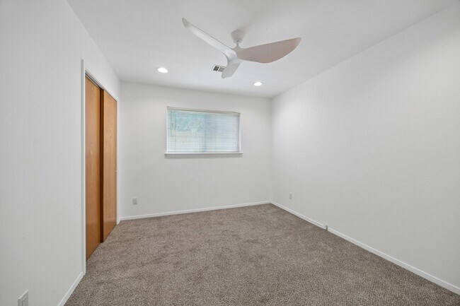Building Photo - 7050 Cole Creek Dr