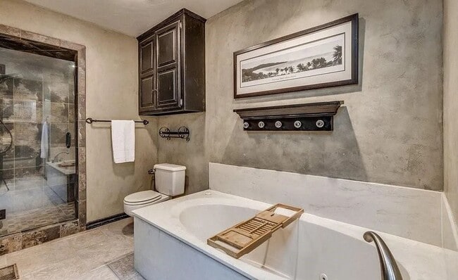 Building Photo - Massive 4BD/3BTH and 2 Car garage Home! Minutes from I-35