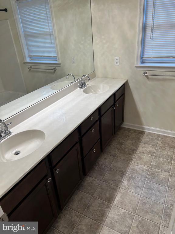 Building Photo - 414 W 7th St