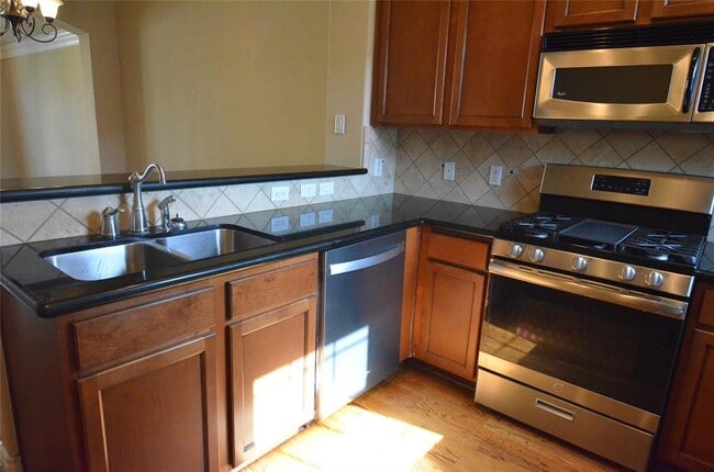 Building Photo - 9006 Harbor Hills Dr