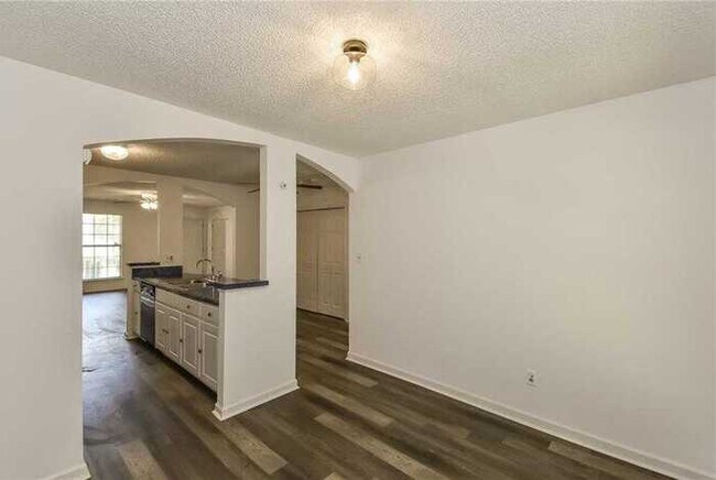 Building Photo - Fantastic 3bd/2ba home! Let yourself in!