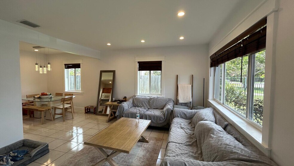 Building Photo - 6790 SW 18th St