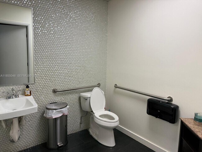 Building Photo - 7800 Carlyle Ave