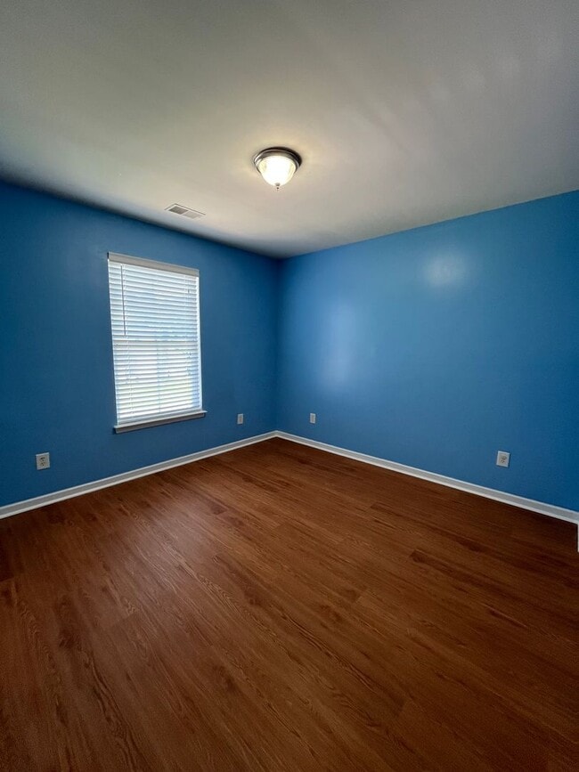 Building Photo - Beautiful 6 Bedroom, 3.5 Bath Home