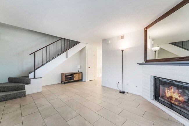 Building Photo - Immaculate two story townhome style condo ...