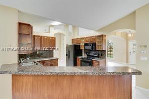 Building Photo - 2853 SW East Louise Cir