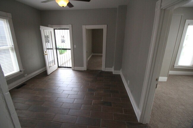 Building Photo - 3 bed 2 bath Campus Rental