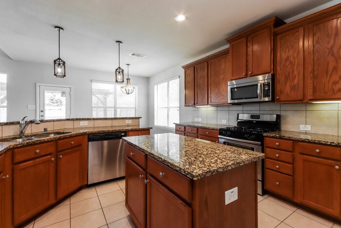 Building Photo - 26049 Kingshill Dr