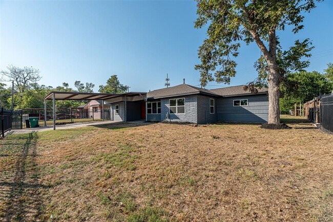 Building Photo - 8658 Sonneville Dr
