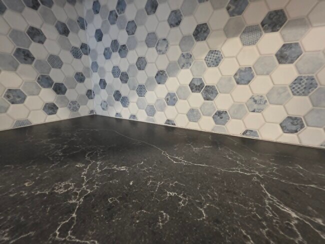 Building Photo - 8241 Robin Hood Dr