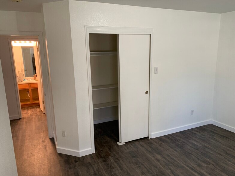 Front bedroom - 1050 Brutus Dr