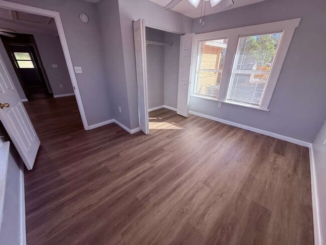 Building Photo - Beautiful Upgraded 3/2 Home in Jackson Heights!! Apply for FREE This Holiday Season!