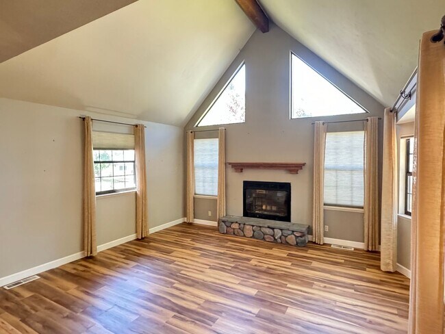 Building Photo - 3 Bedroom 2 Bath Home with Bonus Room larg...