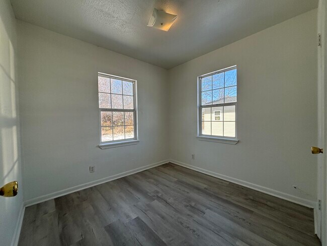 Building Photo - 921 N Fulbright Ave