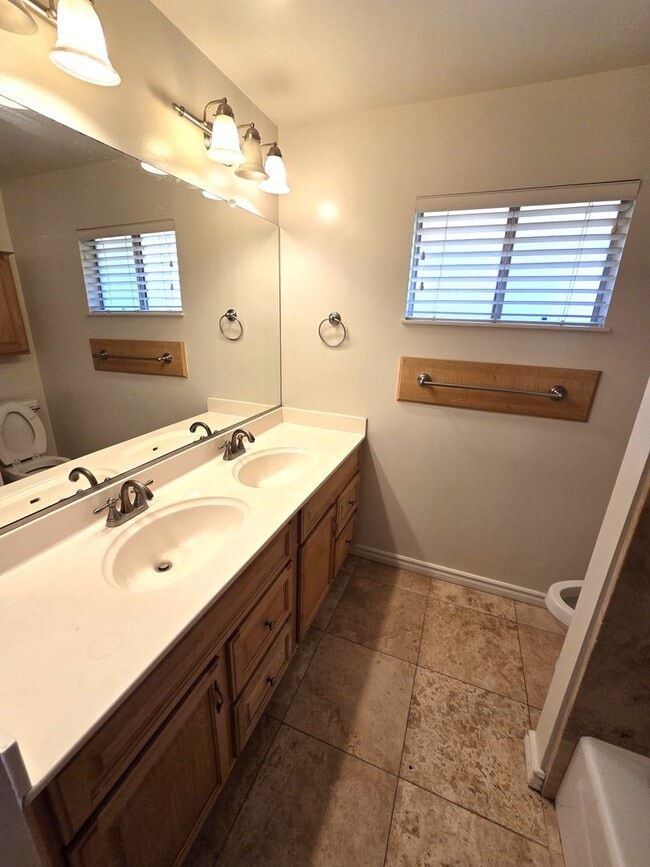 Building Photo - Immaculate 5 Bedroom 2.5 Bath Home Near Visalia Country Club