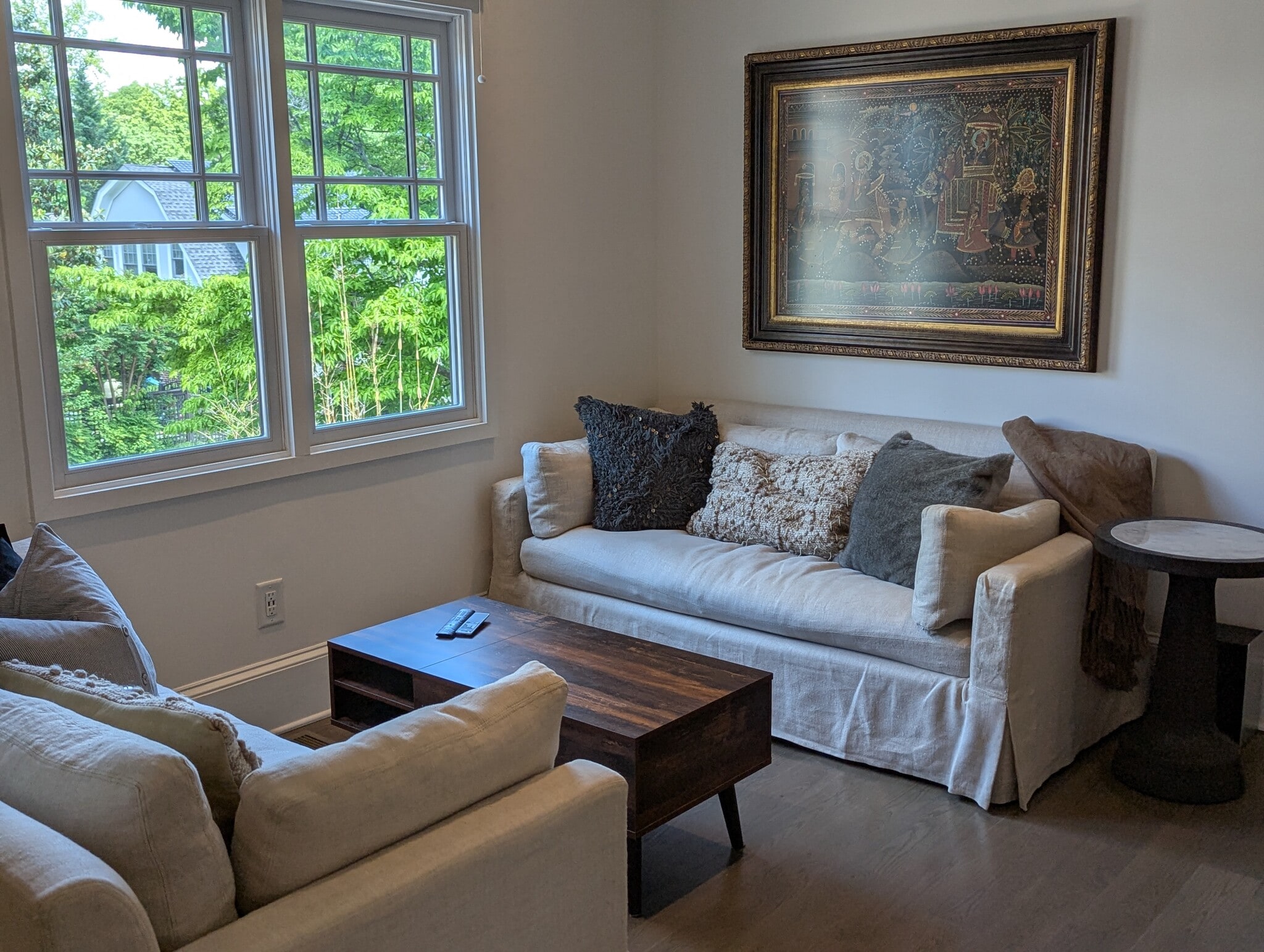 Fully furnished, including art - 830 Myrtle St NE