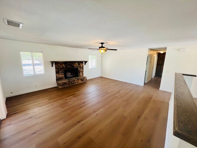 Building Photo - 3-Bedroom Hesperia Home 50% Off 1st Months...