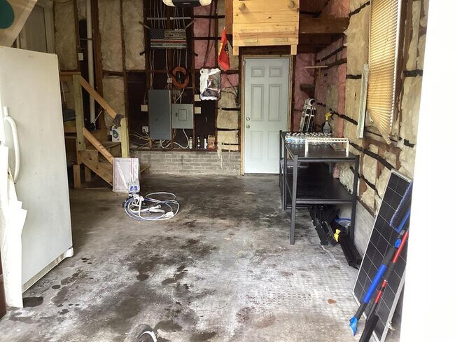 Building Photo - 6413 Glenoak Dr