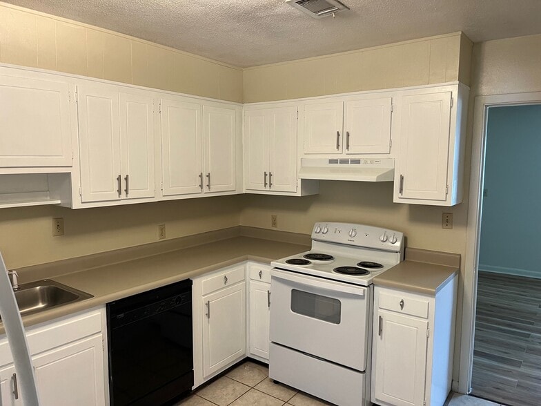 Building Photo - 9 Eglin Pky NE