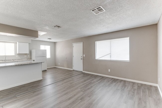 Building Photo - HOUSING CHOICE VOUCHER APPROVED! **MOVE IN SPECIAL! $500 OFF FIRST MONTH'S RENT!**