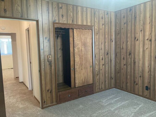 Building Photo - Turlock Country Living 3 Bedroom 2 Bath Home