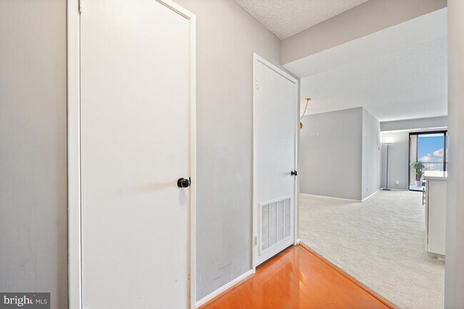 Building Photo - 5901 Mt Eagle Dr