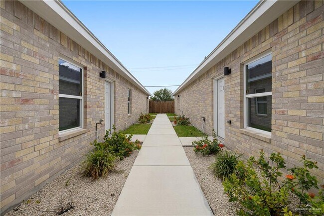 Building Photo - 12 N Hester St