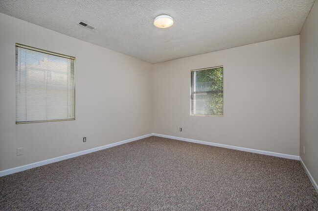 Building Photo - Lovely South Asheville Condo