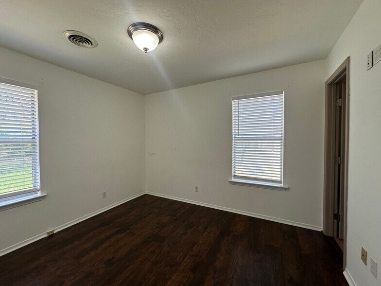 Building Photo - 330 E Wilson Ave