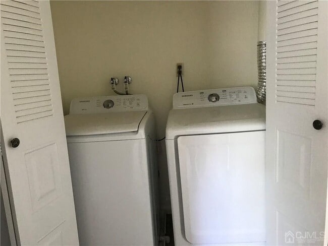 Building Photo - 10 Dogwood Dr