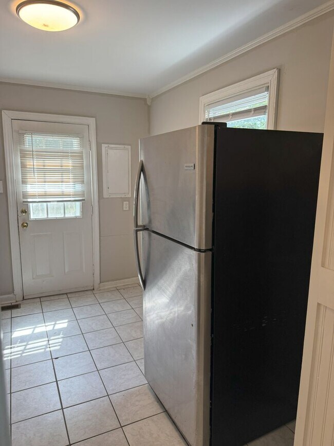 Building Photo - Near West End Rancher ready for you!