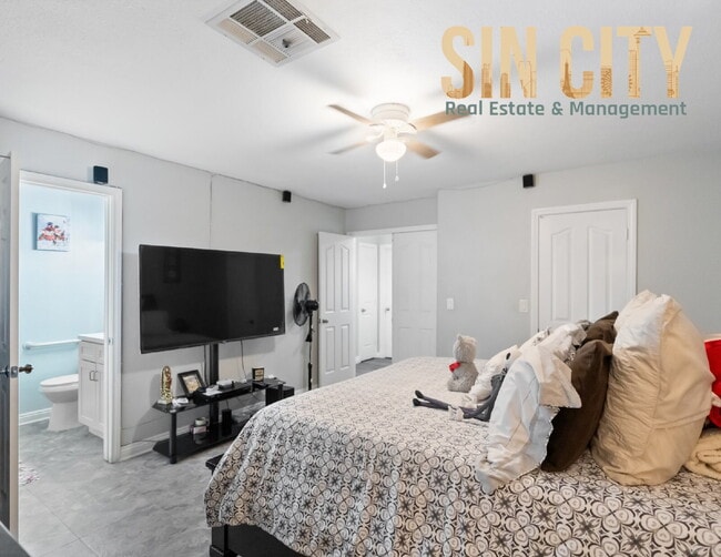 Building Photo - 1800 N Torrey Pines Dr